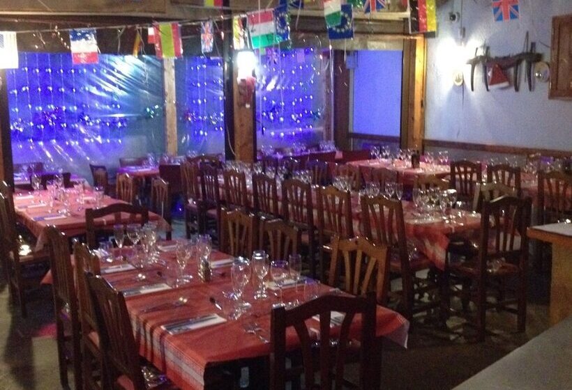 بنسيون Hostal Emporda