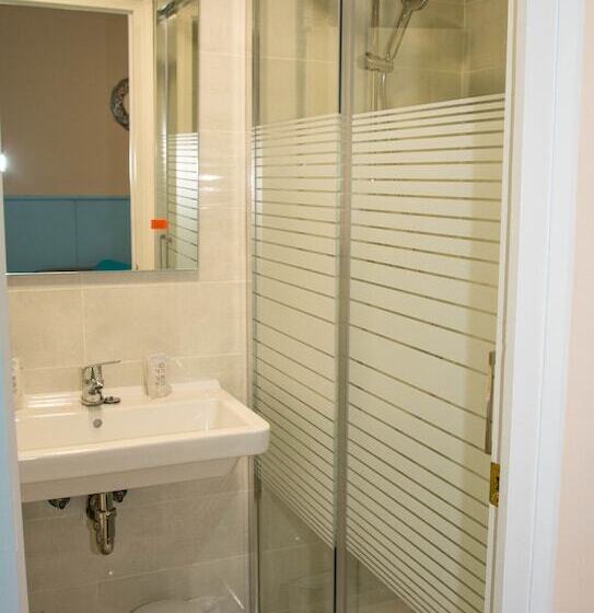 بنسيون Hostal Emporda