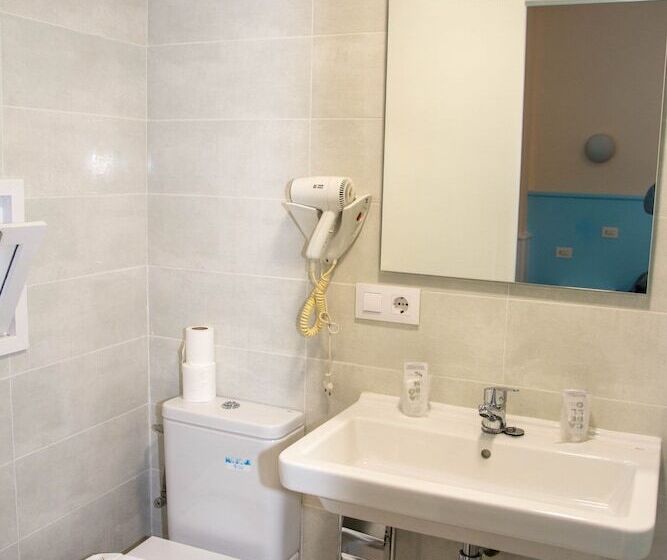 بنسيون Hostal Emporda