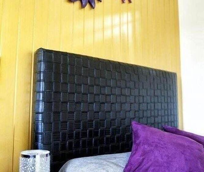 بنسيون Hostal Emporda