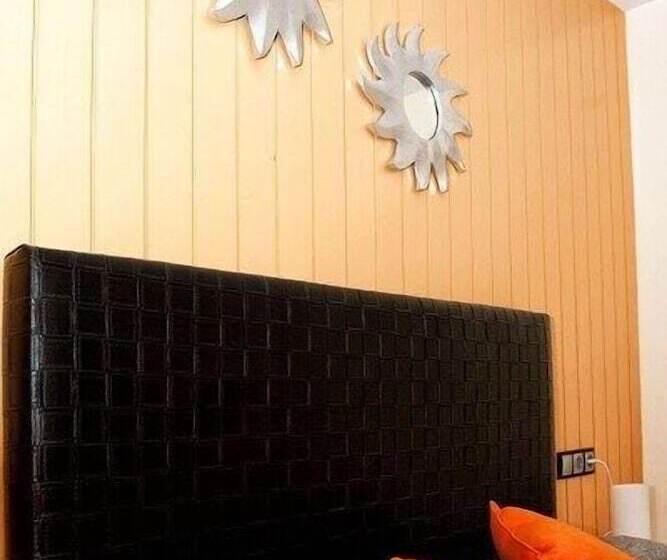 بنسيون Hostal Emporda