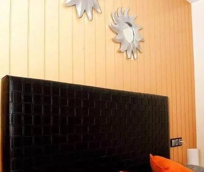 Majatalo Hostal Emporda