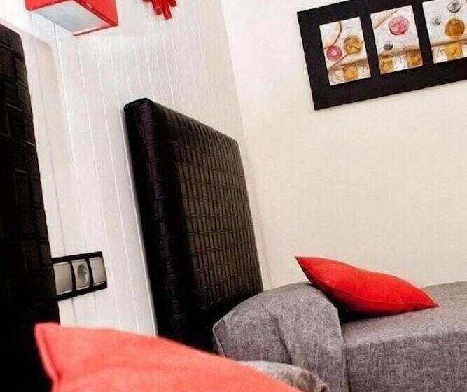 بنسيون Hostal Emporda