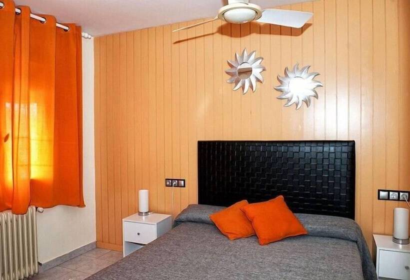 بنسيون Hostal Emporda