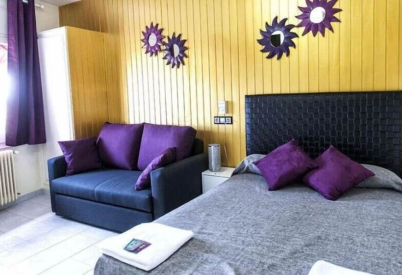 بنسيون Hostal Emporda