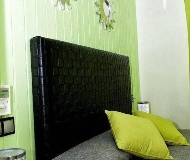 بنسيون Hostal Emporda