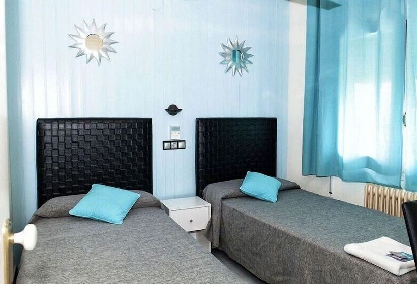 بنسيون Hostal Emporda