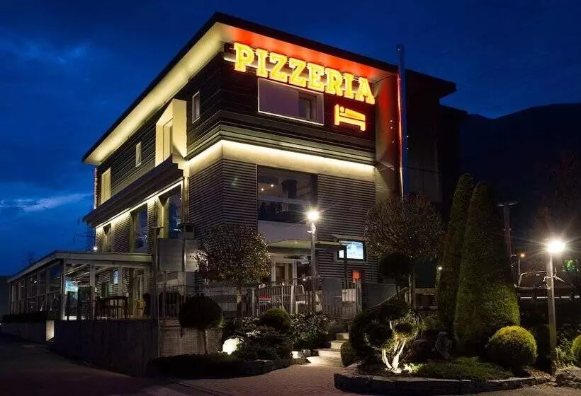 هاستل Locanda Black And White Sondrio