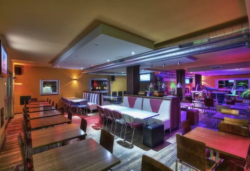 هاستل Locanda Black And White Sondrio