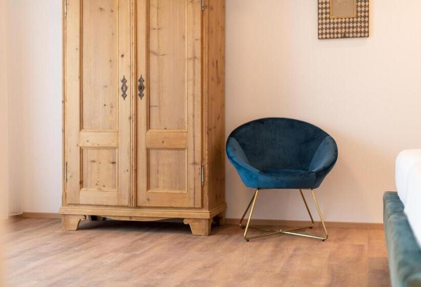 膳宿费 Garni Vinea Montis