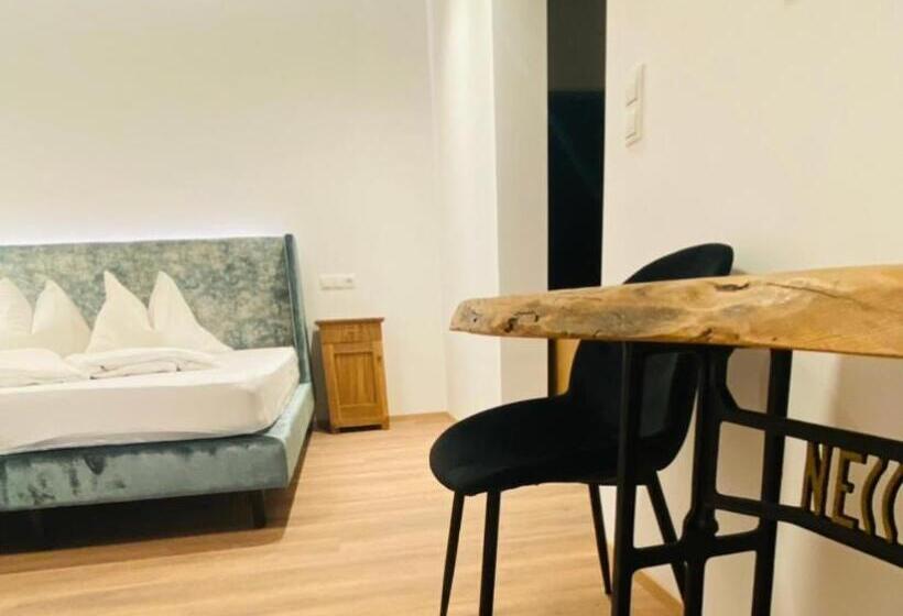 膳宿费 Garni Vinea Montis