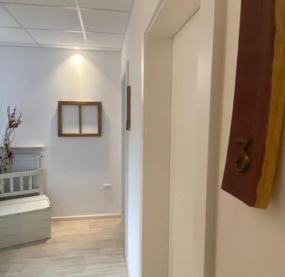 膳宿费 Garni Vinea Montis