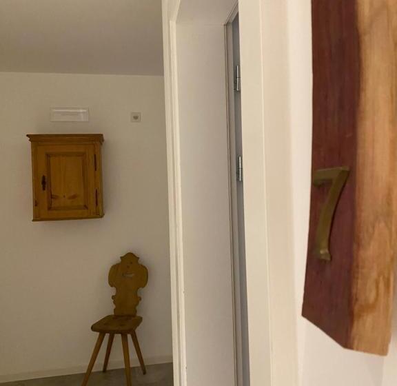 膳宿费 Garni Vinea Montis