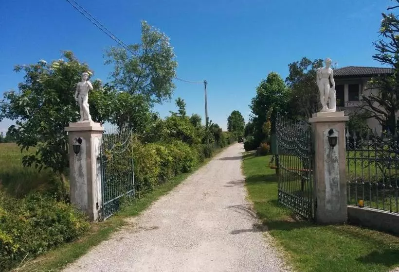 هتل Agriturismo La Chioccia