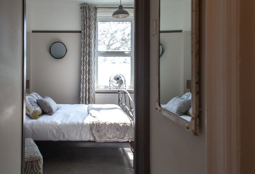 פנסיון Oaklands Guest House