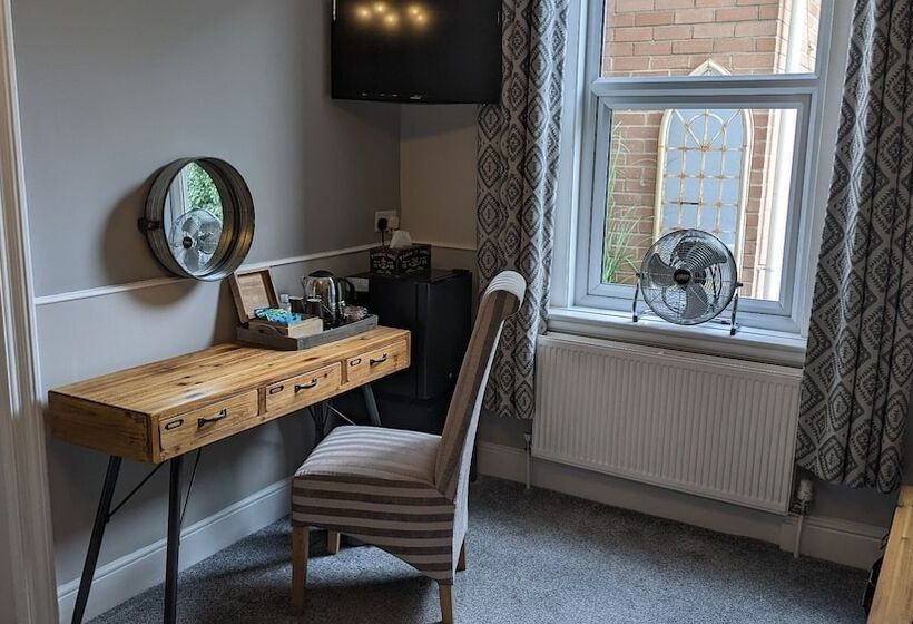 פנסיון Oaklands Guest House