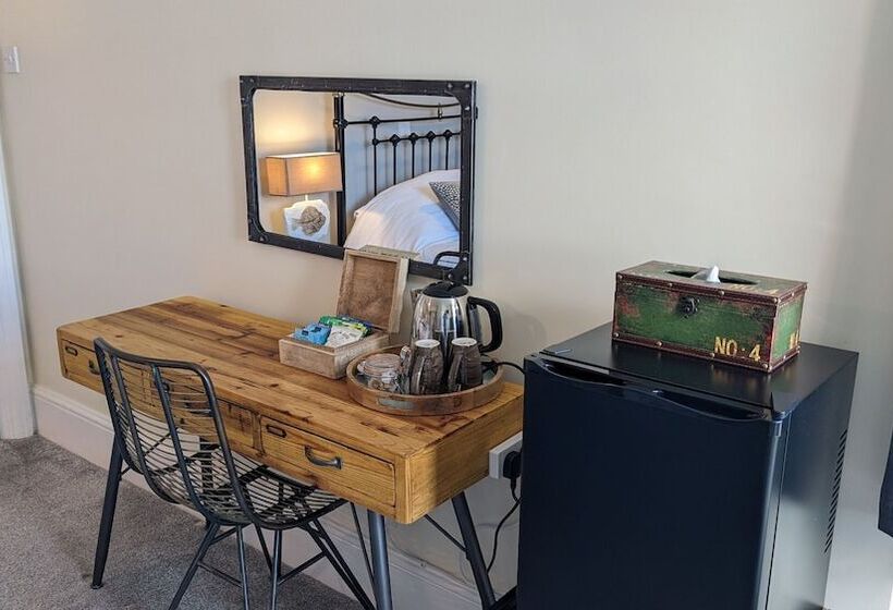 פנסיון Oaklands Guest House