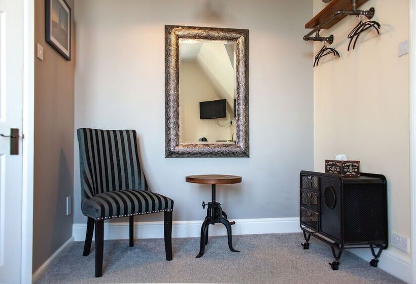 פנסיון Oaklands Guest House