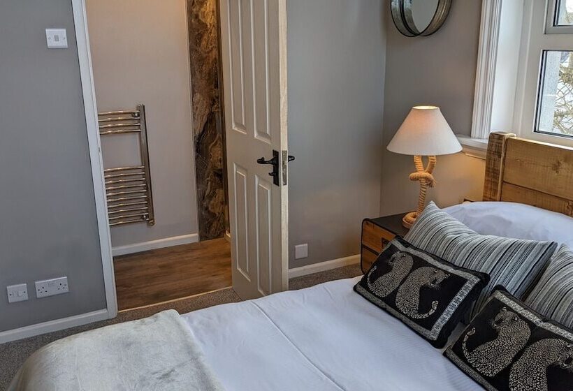 פנסיון Oaklands Guest House