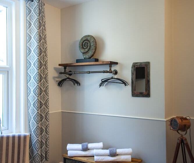 פנסיון Oaklands Guest House