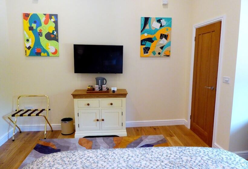 بنسيون Handywater Cottages