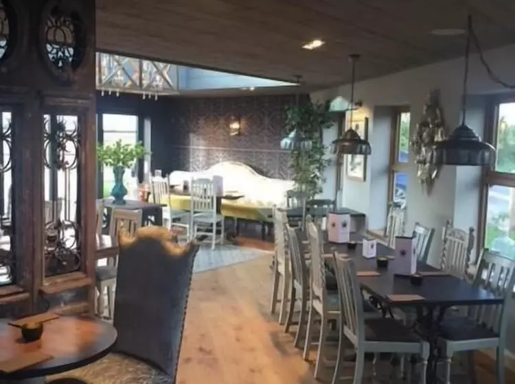 ベッドアンドブレックファースト The Queens At Horton