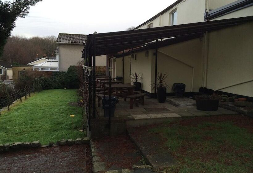 פנסיון Halfway House