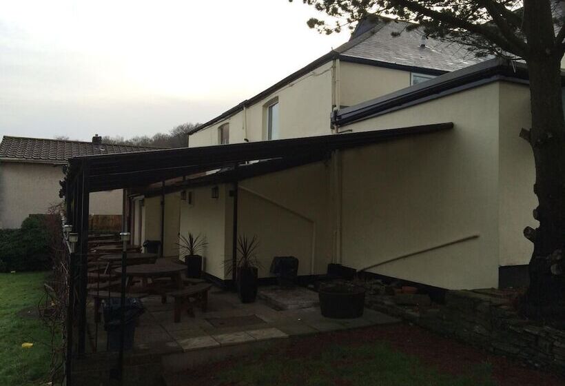 פנסיון Halfway House