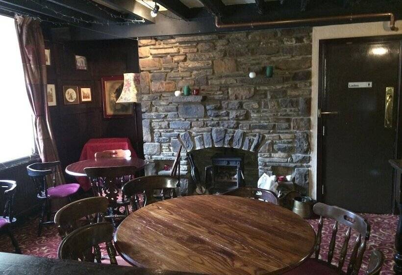 פנסיון Halfway House