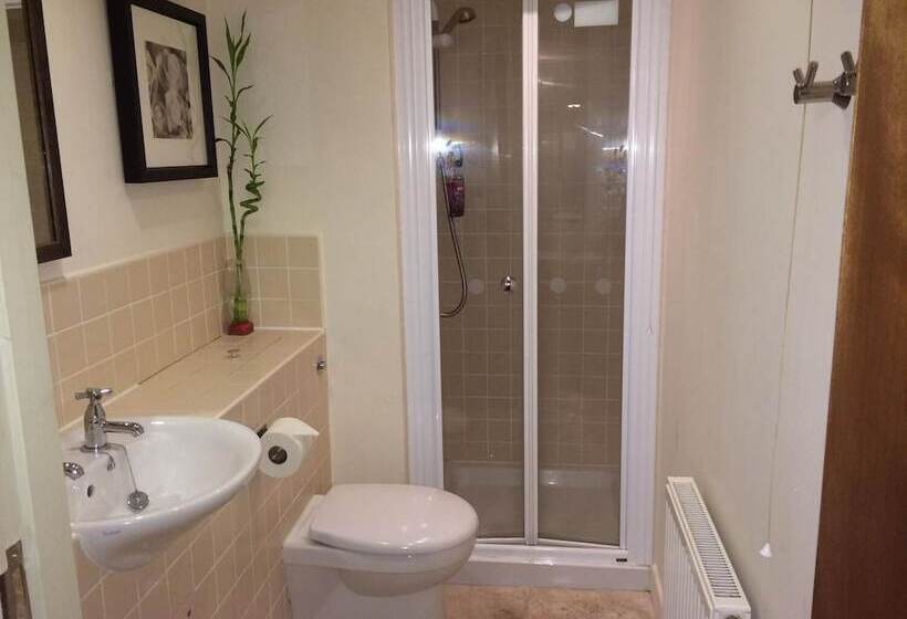 פנסיון Halfway House