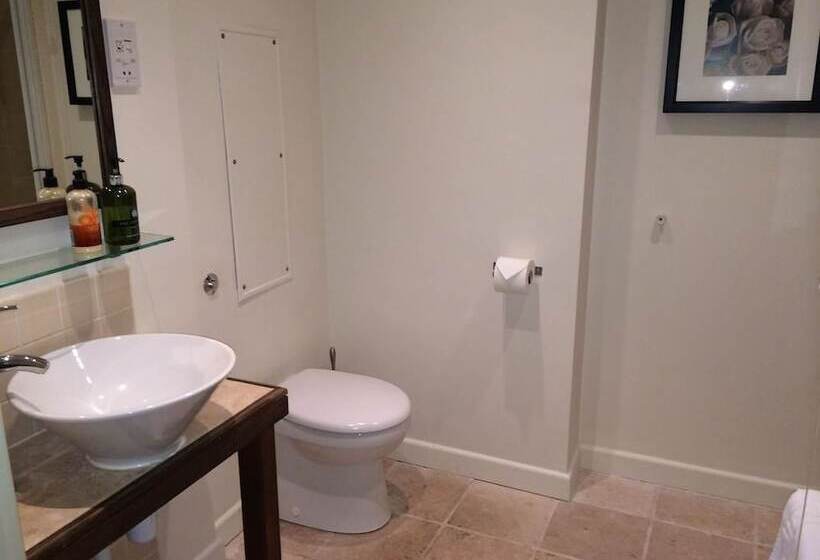 פנסיון Halfway House