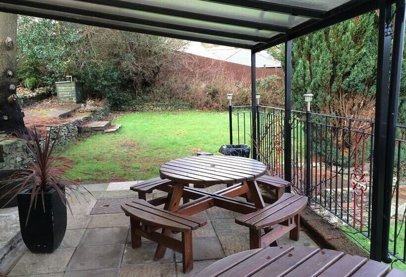 פנסיון Halfway House