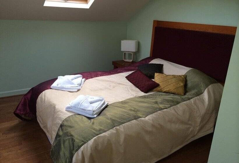 פנסיון Halfway House