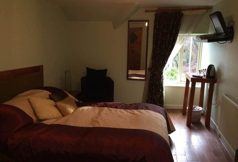 פנסיון Halfway House