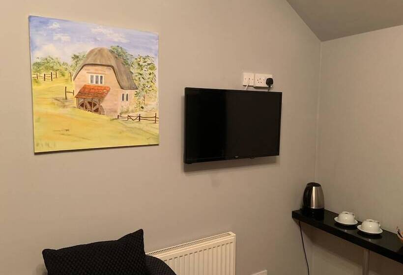 פנסיון Halfway House