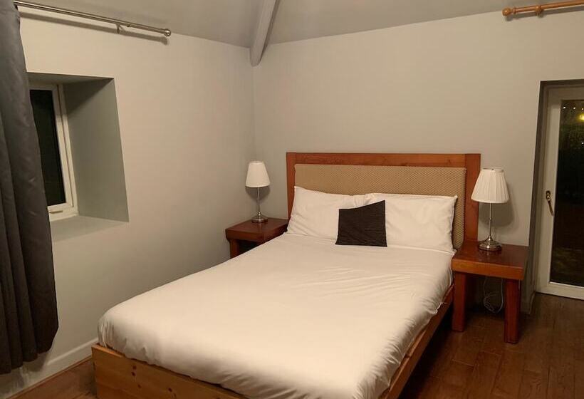 פנסיון Halfway House