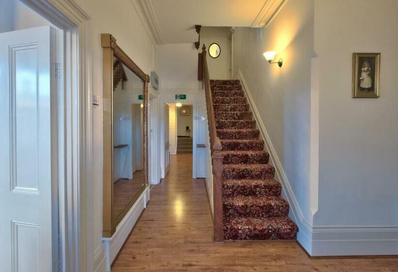 بنسيون Lyndhurst House