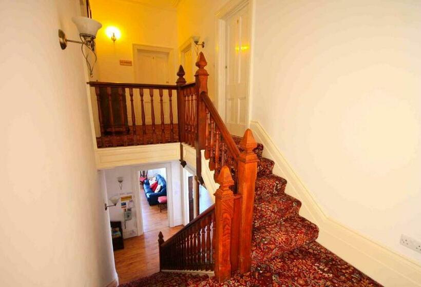 بنسيون Lyndhurst House