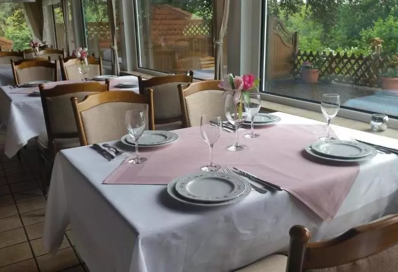 ユースホステル Landgasthaus Zu Den Erdfällen