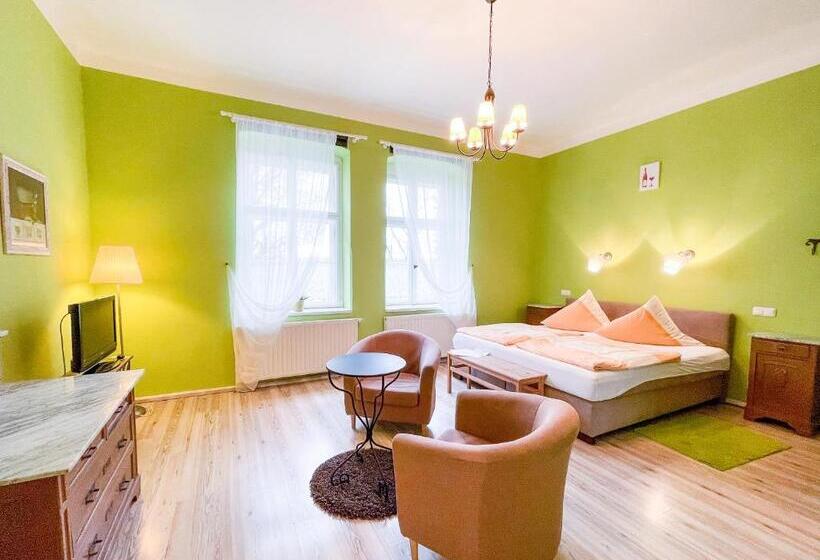 Naumburger Wein & Sekt Manufaktur Pension 1824