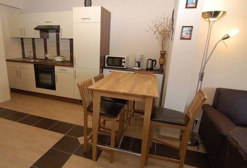 Nanis Hotel & Appartements