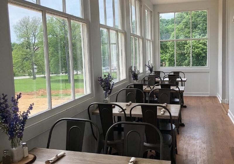 هاستل The Blackburn Inn And Conference Center