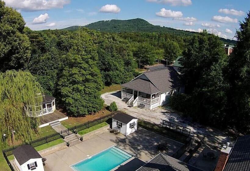 הוסטל Swamp Rabbit Inn Travelers Rest