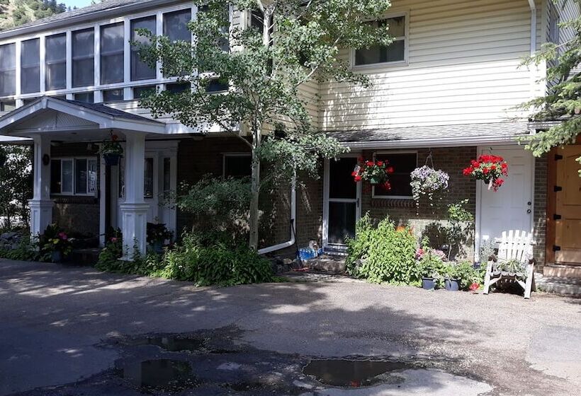 מוטל Columbine Inn