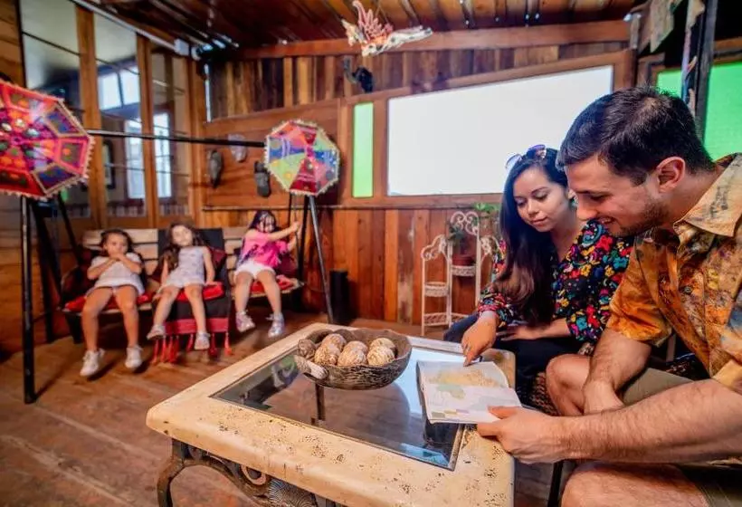 پانسیون Hostal Aloha Inn