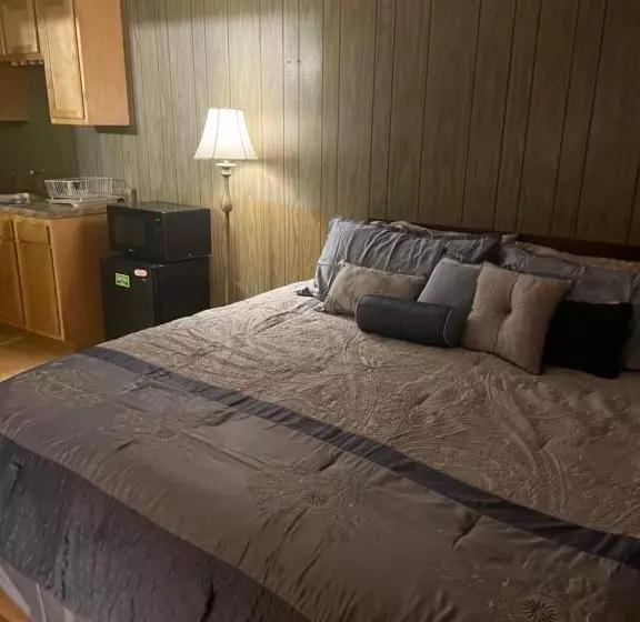 Michael Dee's Motel