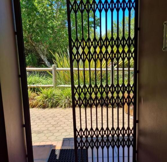 Pensionat Kaya Cabhozi At 306 On Heightsroad