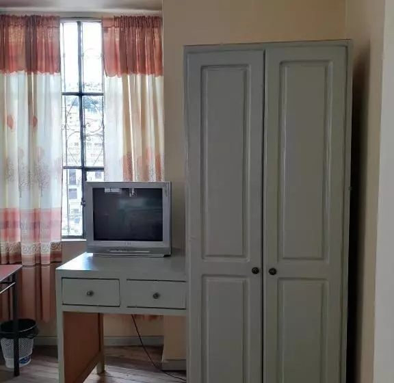 ユースホステル Hostal Mediodia