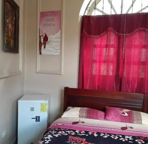 ユースホステル Hostal Mediodia