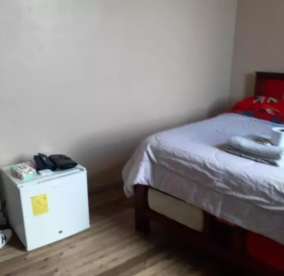 ユースホステル Hostal Mediodia
